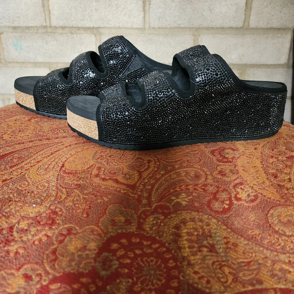 Chelsea & Violet stylish black